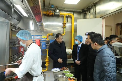 校領(lǐng)導(dǎo)帶隊(duì)檢查學(xué)校安全生產(chǎn)工作