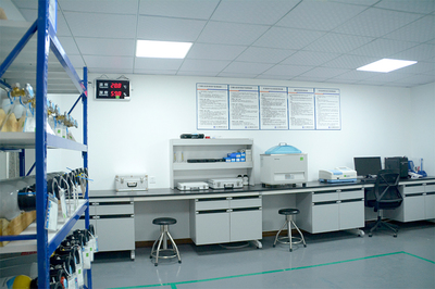 華準計量技術副總工陳永康現場講解測長儀操作流程及維修保養